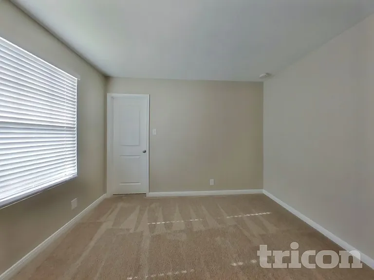 4827 Hallies Gdn — Photo 10