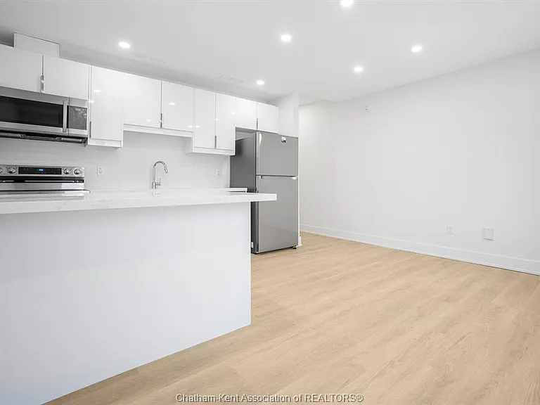 153 King St W #6 — Photo 2