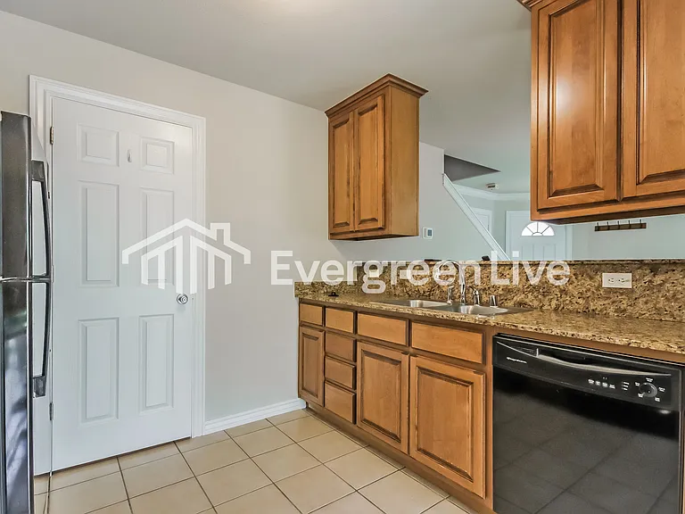 832 Oakwood Ct — Photo 8