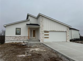 704 21st St, Oak Grove, MO 64075