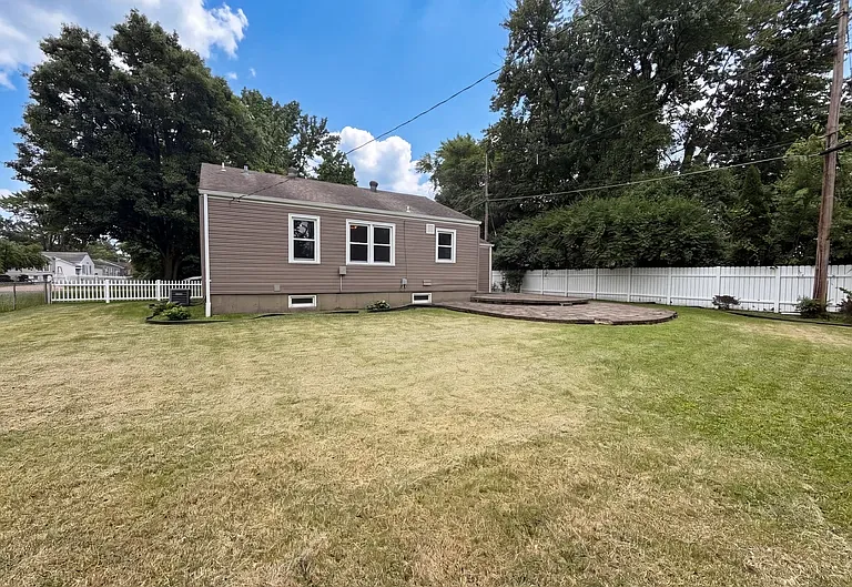 1 Winsted Pl — Photo 3