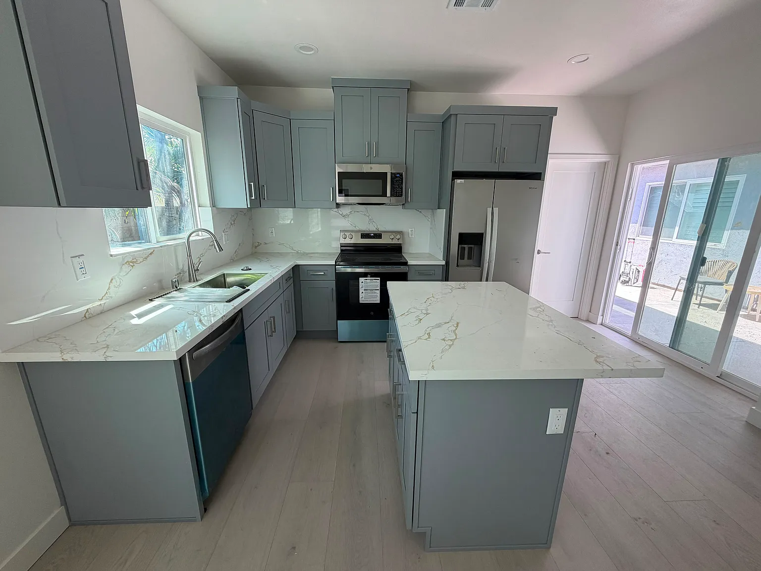2 bed, 800 sqft, $3,000 — Photo 2