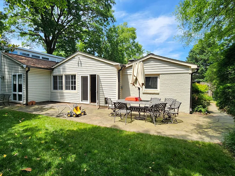 2207 Fordham Dr — Photo 40