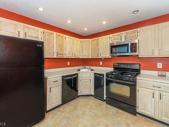 4th image of 289 English Place