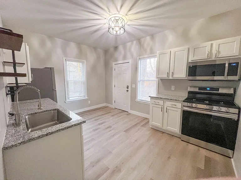 154-156 Leighton Ave — Photo 16