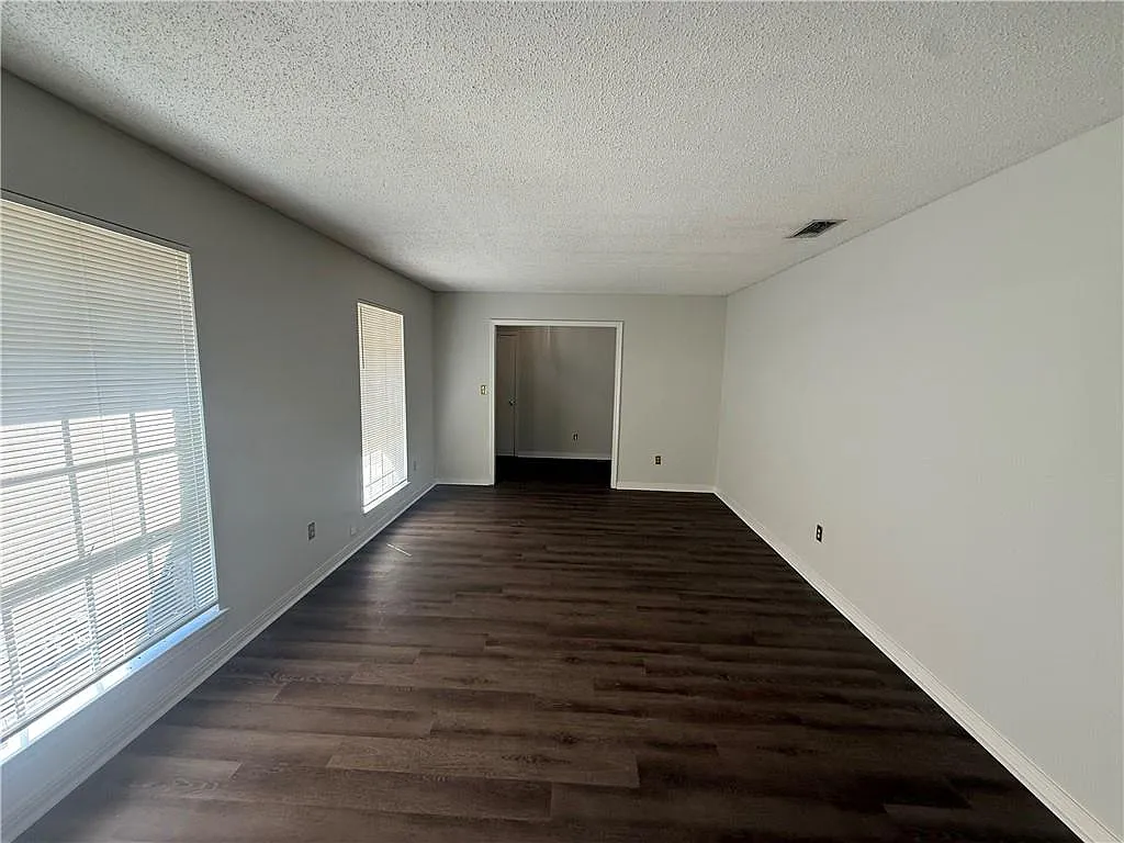 4 bed, 2.0 bath, 1980 sqft, $1,550 — Photo 3