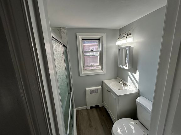 5th image of 877 Farmington Ave #879-204
