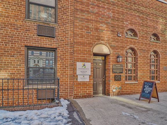 3rd image of 420 W 23rd St