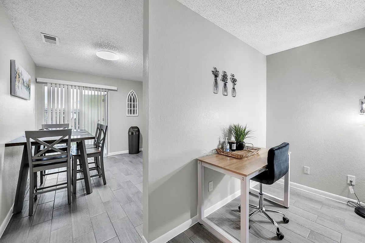 Building Photo - 4805 Rainbow Cir #1