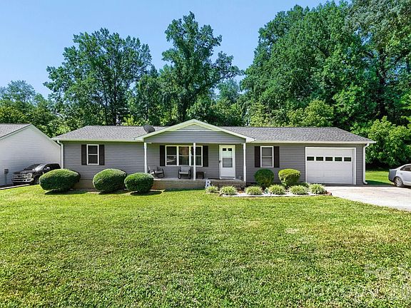 3rd image of 2601 Lynn Dr