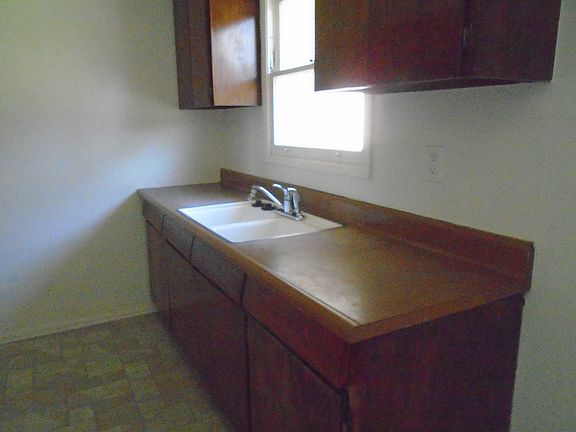 4th image of 829 River Dr