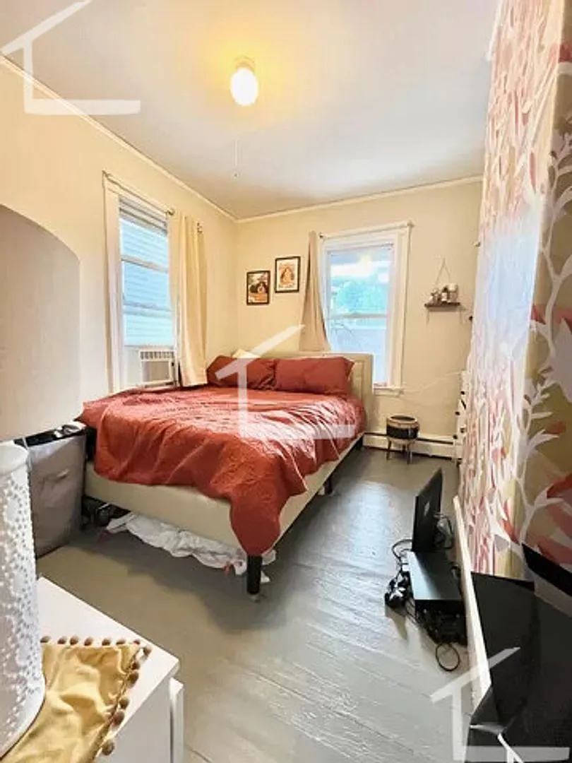 Charming Unit in Brookline — Photo 4