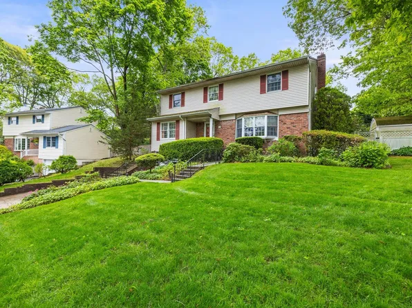 9 Gull Drive, Hauppauge, NY 11788