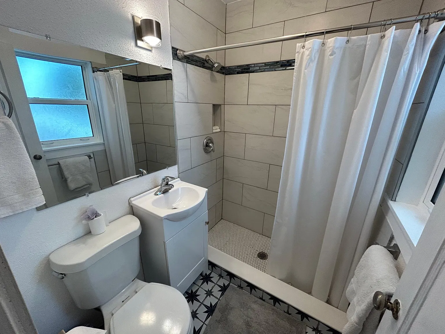 Studio, 300 sqft, $1,300 — Photo 4