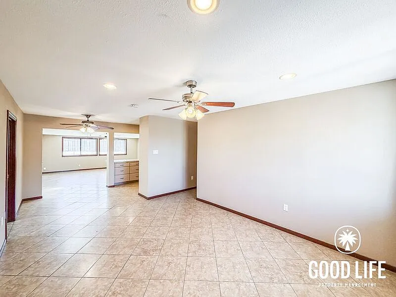 5 bed, 2.0 bath, 1654 sqft, $4,650 — Photo 3