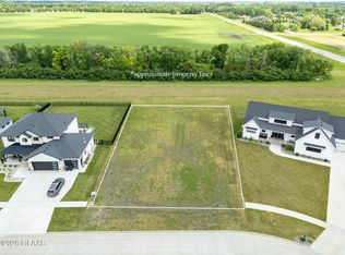6010 E Prairiewood Dr, Grand Forks, ND 58201