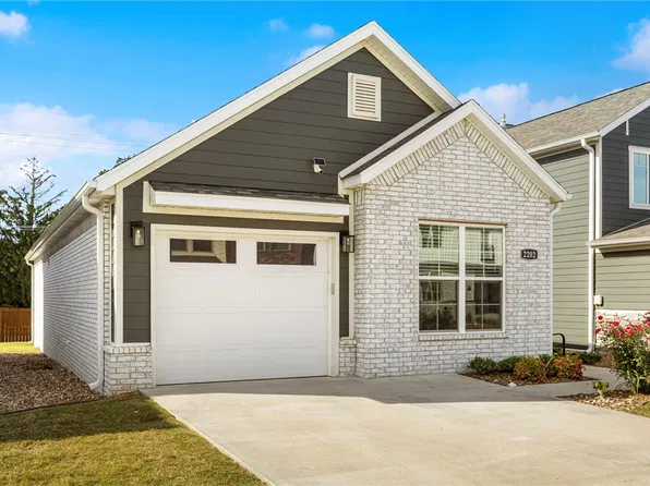 2202 SW Poppy St, Bentonville, AR 72713
