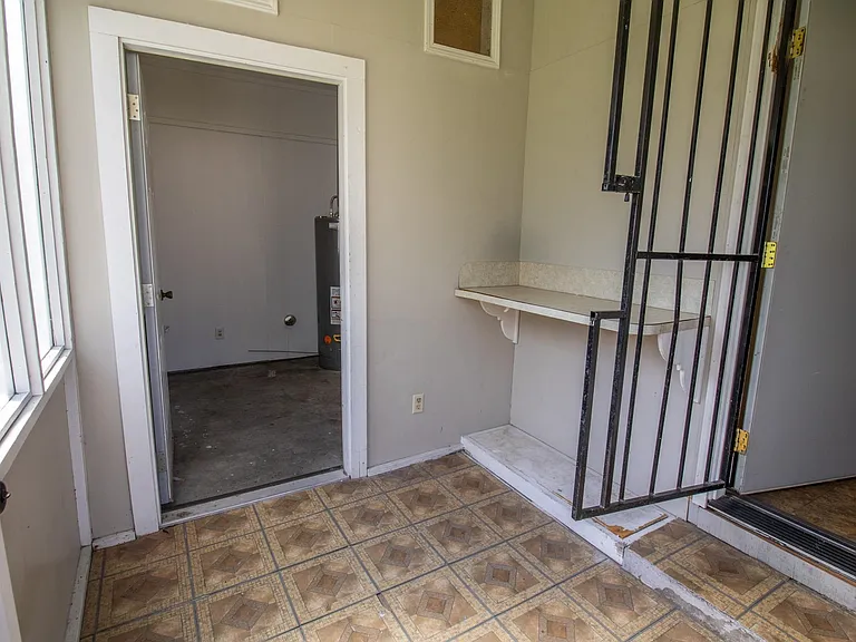 910 Falls St — Photo 13