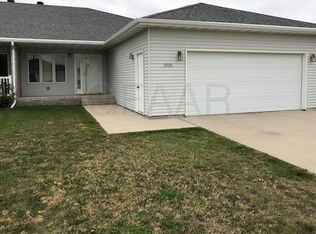 2525 Pembrooke Dr, Grand Forks, ND 58201