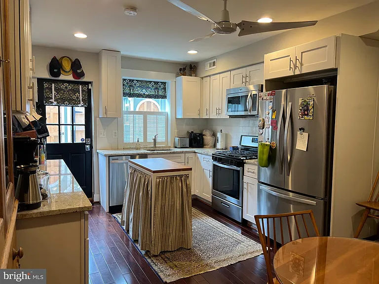 418 N Henry St — Photo 17