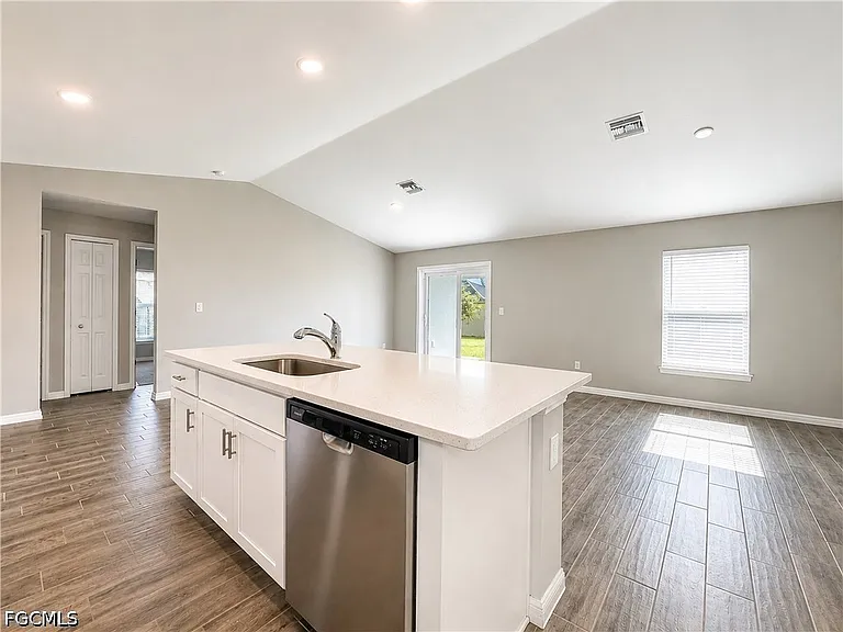2728 NE 5th Place Cpe — Photo 10