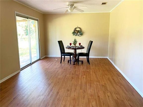 3rd image of 1107 Spruce Dr