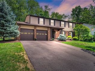 863 Macarthur Dr, Pittsburgh, PA 15228