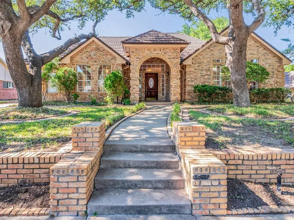 829 Saddlebrook Dr N, Bedford, TX 76021