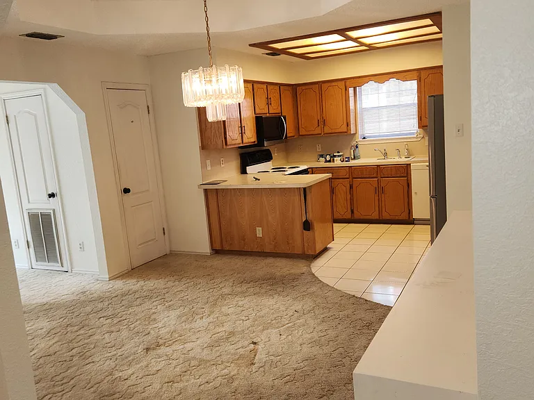 1922 Pheasant Dr — Photo 3