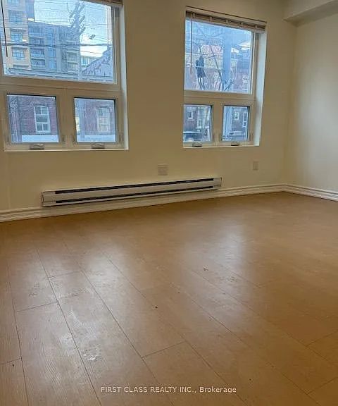 404 Queen St W — Photo 1