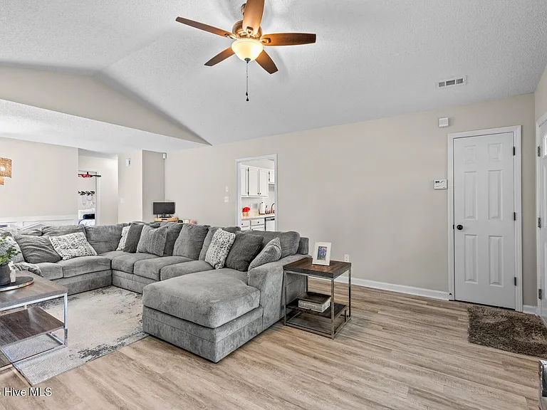 211 Clydesdale Ct — Photo 8