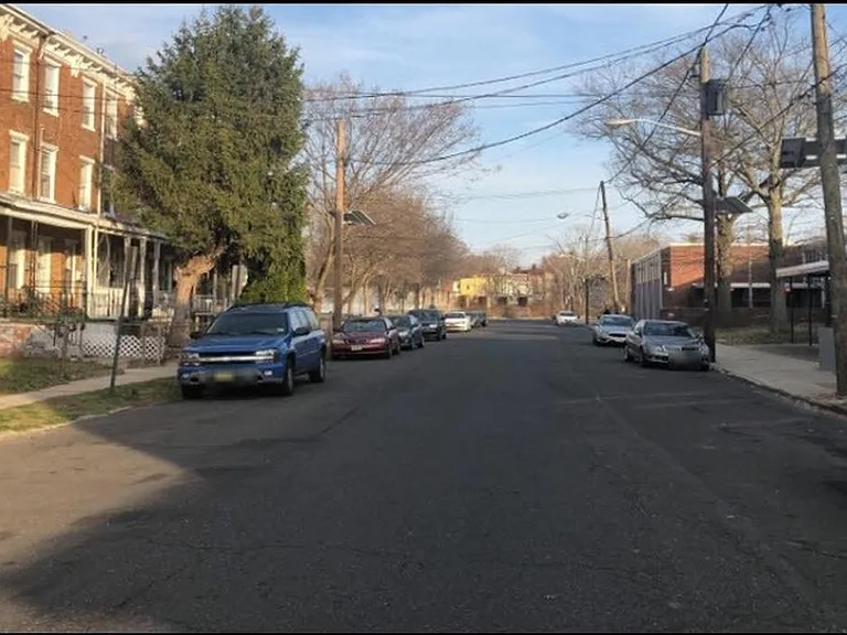 556 Edgewood Ave — Photo 2