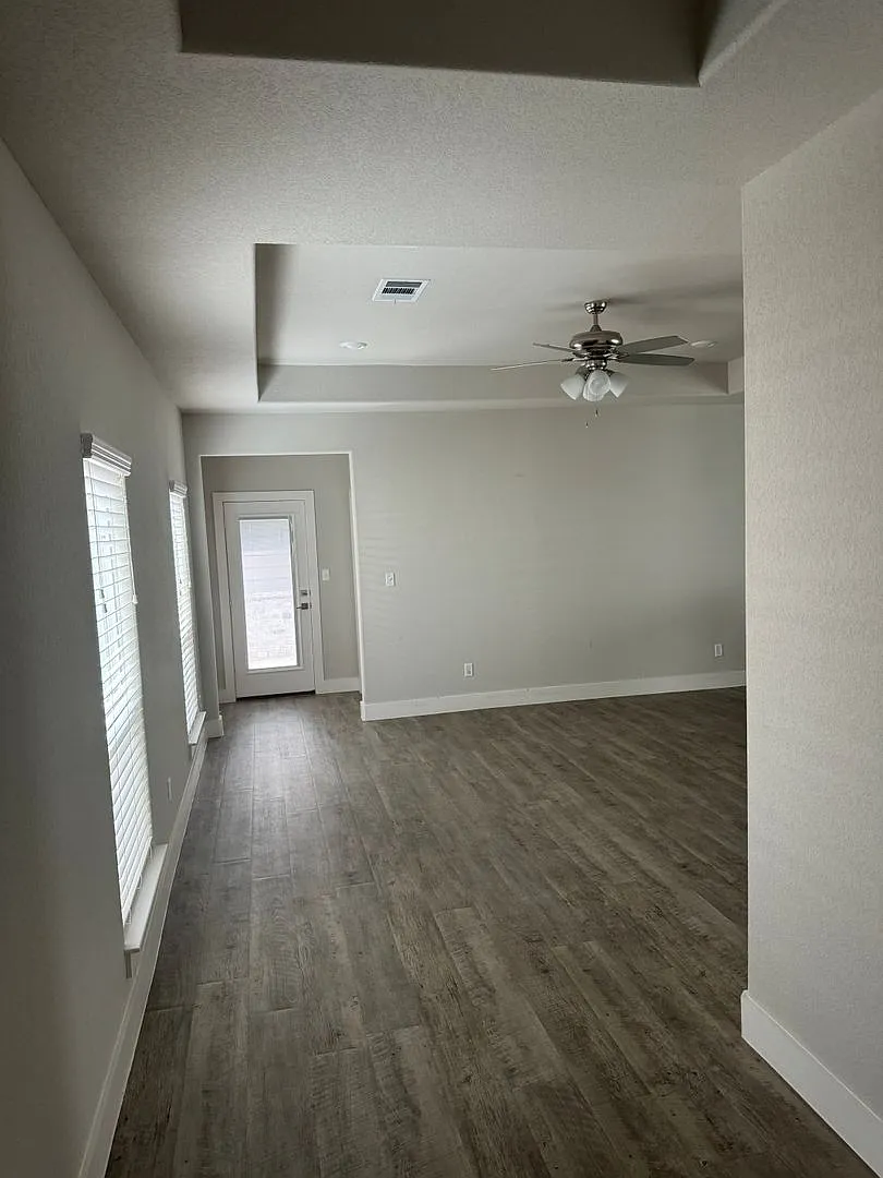 3/2/2 Beautiful Home With Custom Features / Fireplace — Photo 3