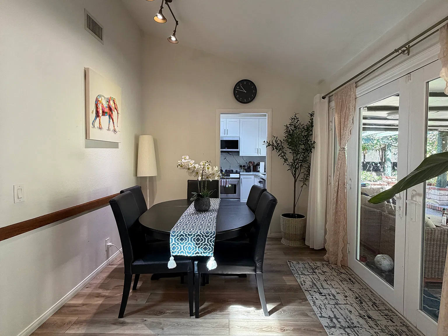 3 bed, 1427 sqft, $3,990 — Photo 4