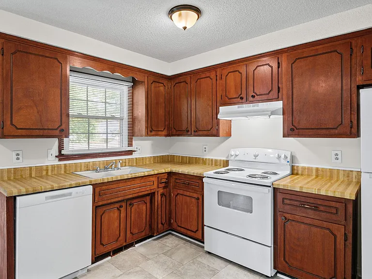397 Elaine Dr — Photo 6