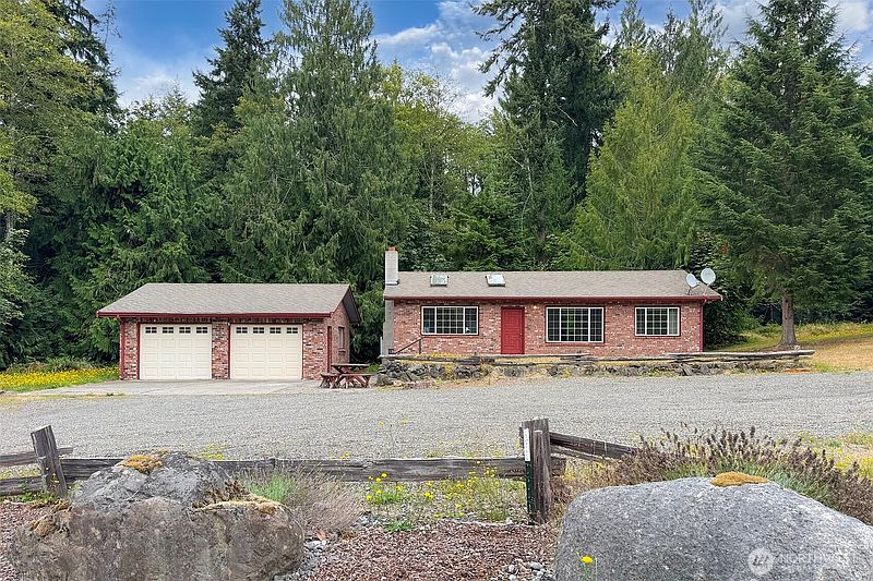 2nd image of 572 Dodger Lane
