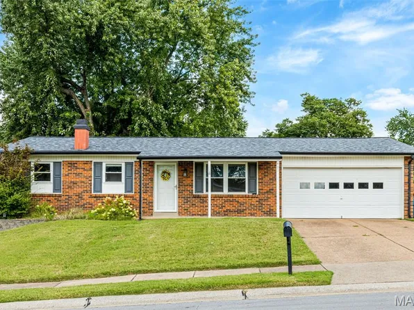 409 Redwood Ln, Saint Charles, MO 63301