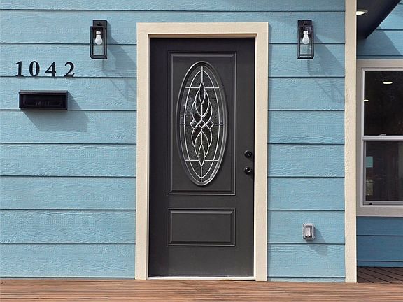 4th image of 1042 Beech St