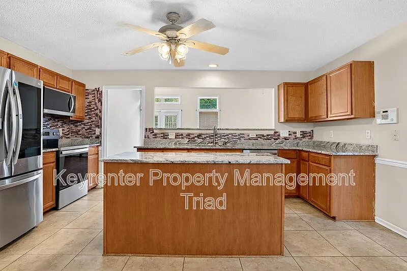 4 bed, 2.5 bath, 2170 sqft — Photo 3