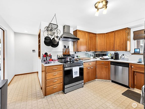 5th image of 610 4th Street NE
