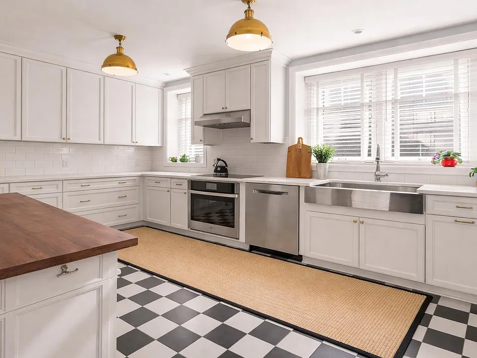 Beautiful Chef's Kitchen - Photo Has Been Digitally Enhanced / Virtually Staged