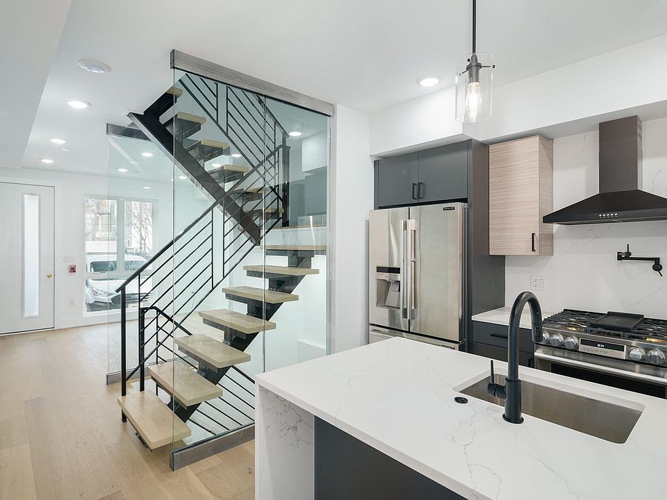 Beautiful Graduate Hospital condo with parking!