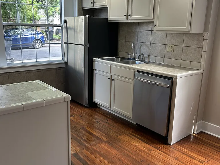 854-856 Roosevelt Pl — Photo 3