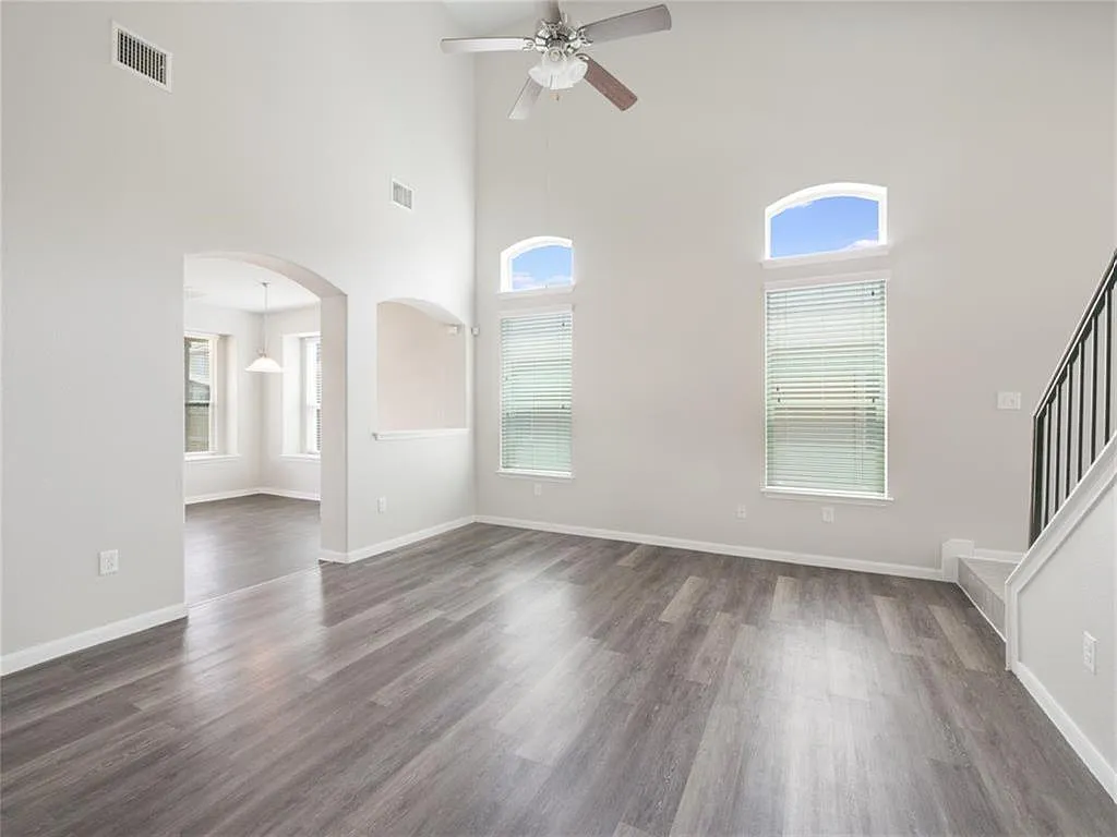 4 bed, 3.0 bath, 1909 sqft, $2,160 — Photo 3