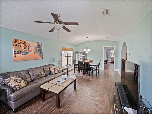 5th image of 684 Holbrook Cir