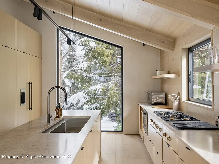609 W Francis St — Photo 11