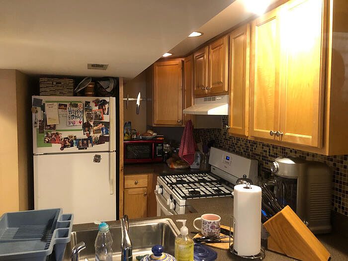 2nd image of 907 W Addison St #1F