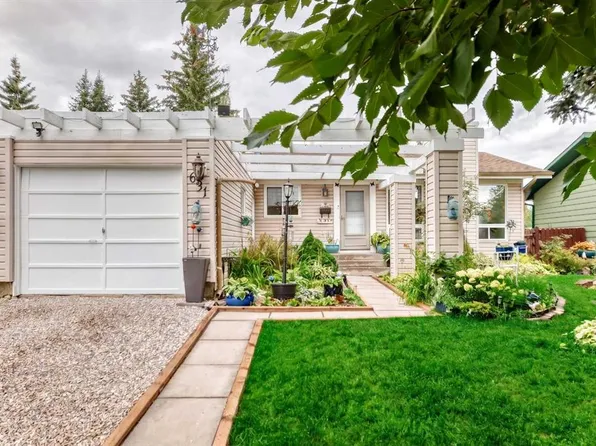 631 N Brookpark Dr SW, Calgary, AB T2W 2P8