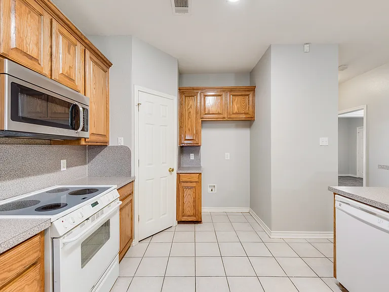 739 Harbour Town Dr — Photo 10