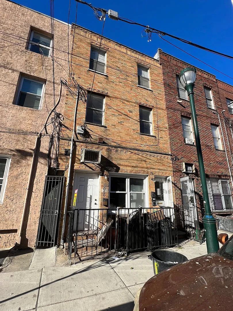 3056 Richmond St — Photo 1